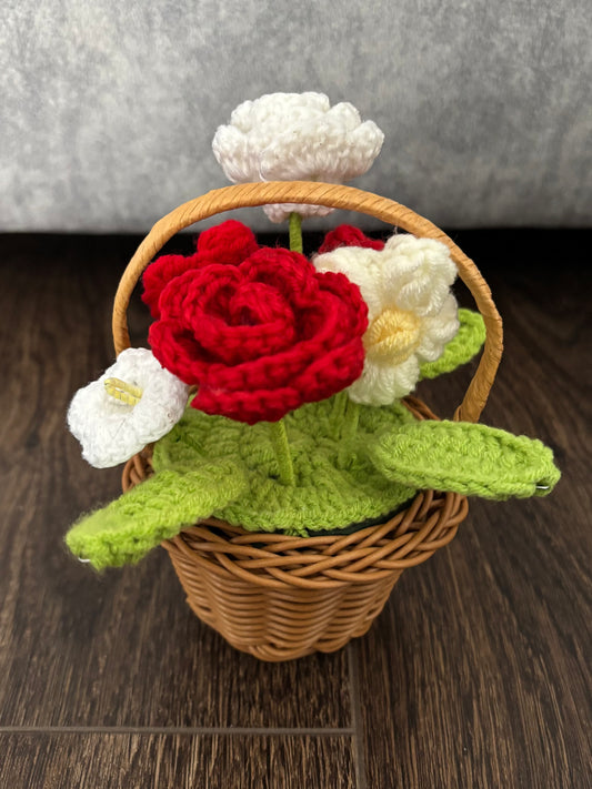 Composition florale en crochet dans panier