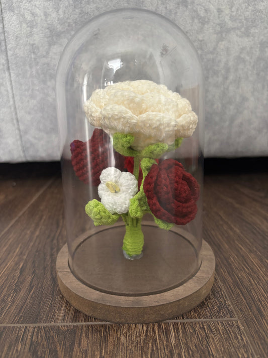 Composition florale en crochet sous cloche