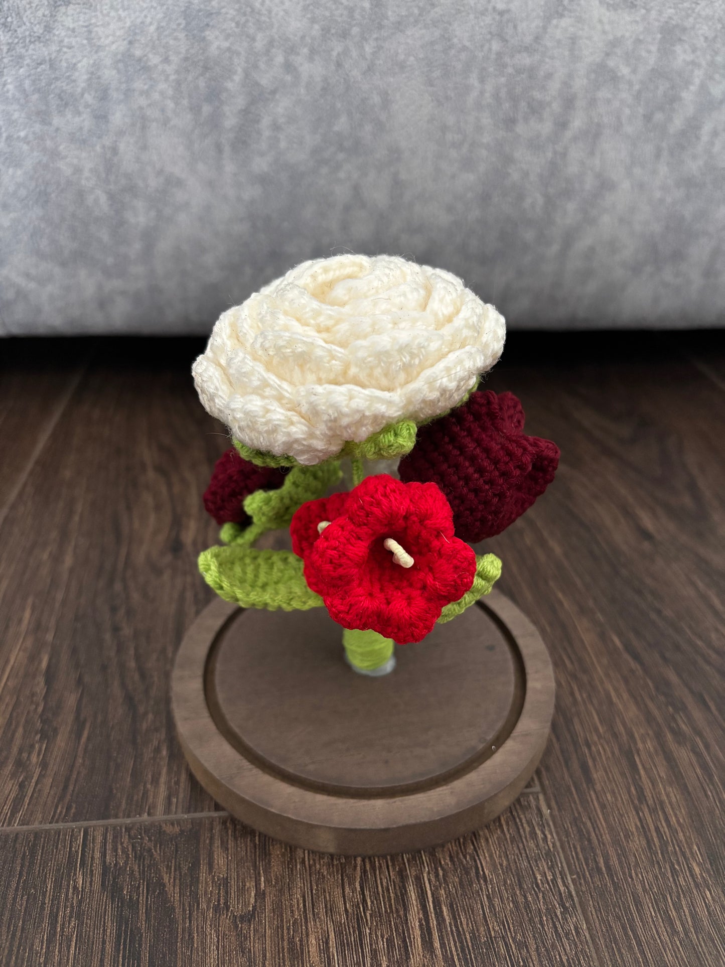 Composition florale en crochet sous cloche