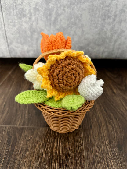 Composition florale en crochet dans panier
