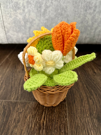Composition florale en crochet dans panier