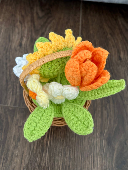 Composition florale en crochet dans panier