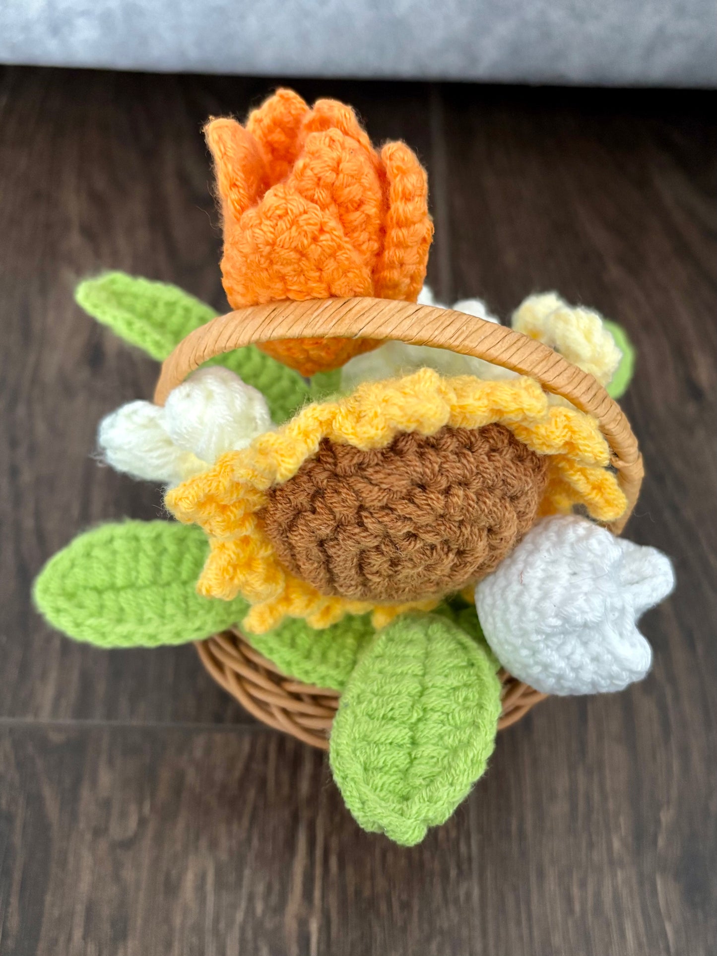 Composition florale en crochet dans panier