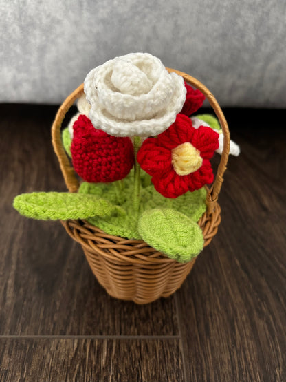 Composition florale en crochet dans panier