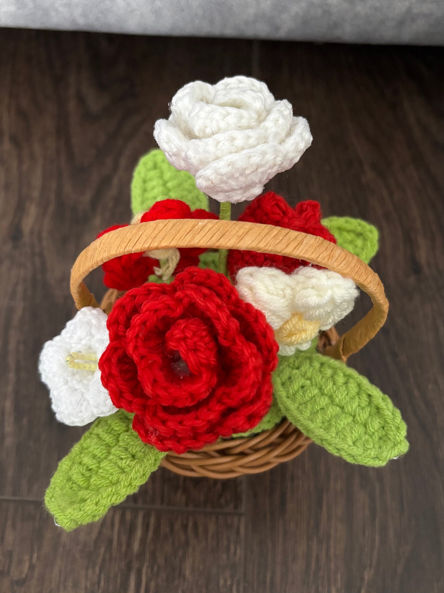 Composition florale en crochet dans panier
