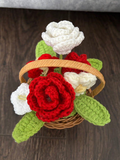 Composition florale en crochet dans panier
