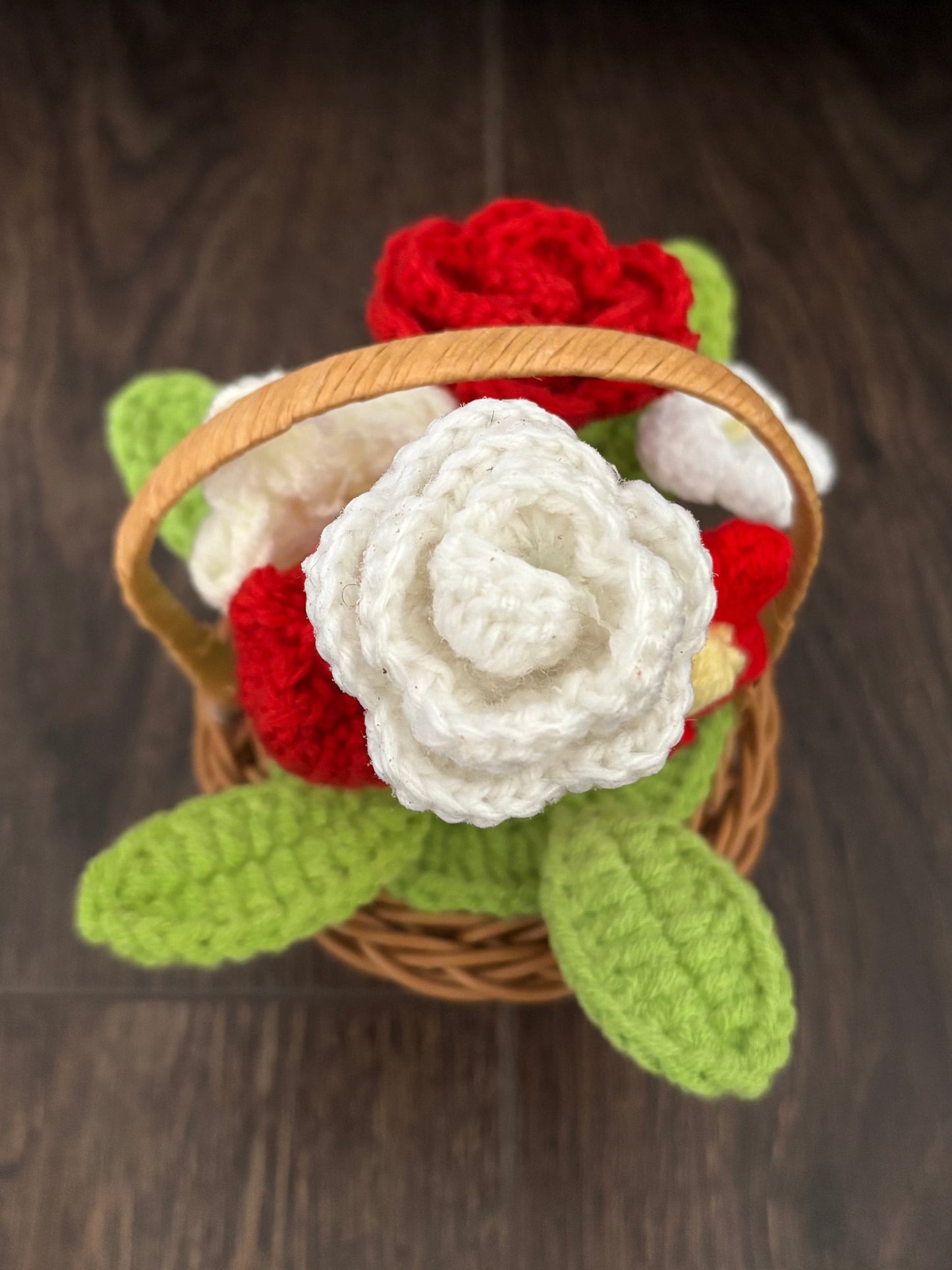 Composition florale en crochet dans panier