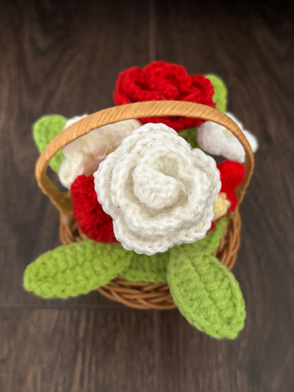 Composition florale en crochet dans panier