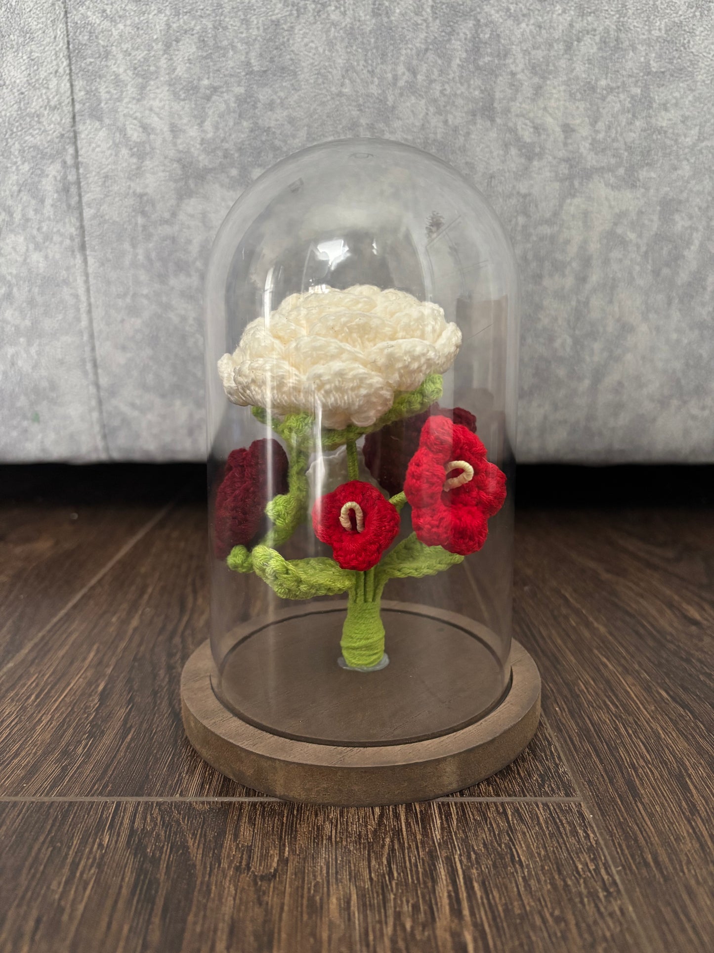 Composition florale en crochet sous cloche