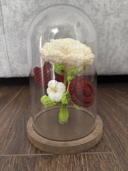 Composition florale en crochet sous cloche