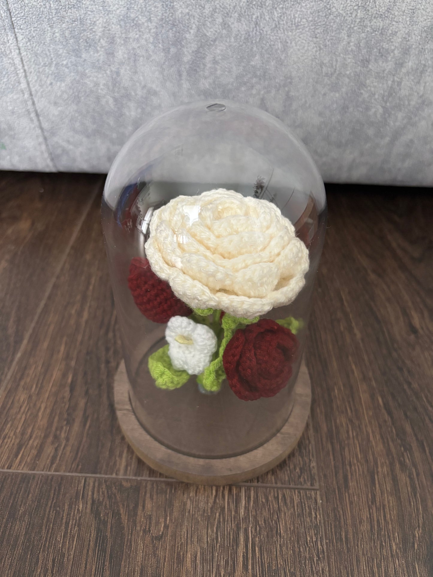 Composition florale en crochet sous cloche