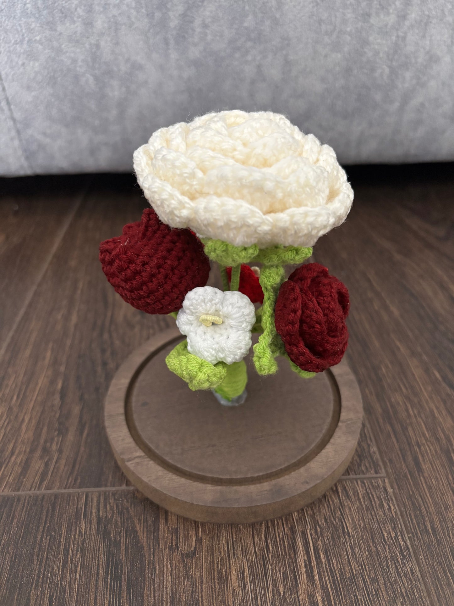 Composition florale en crochet sous cloche